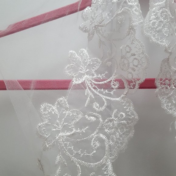 medium length white tulle mesh lace veil - Picture 3 of 3